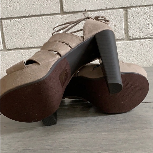 Size 10 Clay Cutout Faux Suede Ankle Tie Platform - Picture 6 of 6